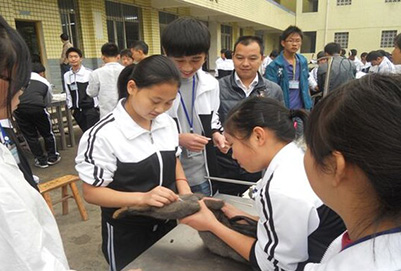 宜宾县柳嘉职业技术学校对兔进行体温测定