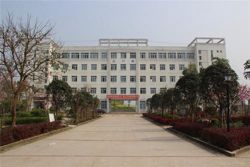四川蓬安县巨龙职业中学宿舍是几人间
