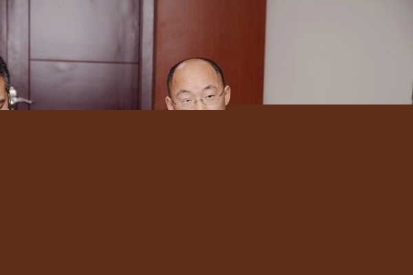 新当选的党外知识分子联谊会会长魏常友发言