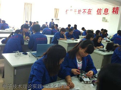 重庆科创职业学院电子技术理论实践一体化教室