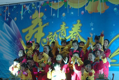 宜宾县柳嘉职业技术学校幼师专业学生与小朋友同台表演