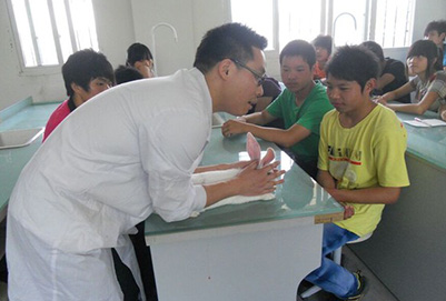 宜宾县柳嘉职业技术学校学生做兔子腹壁缝合实训